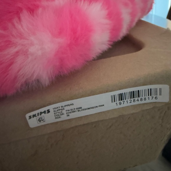 NWT SKIMS valentines Lana del Rey fluffy slippers size 6 - Picture 2 of 6